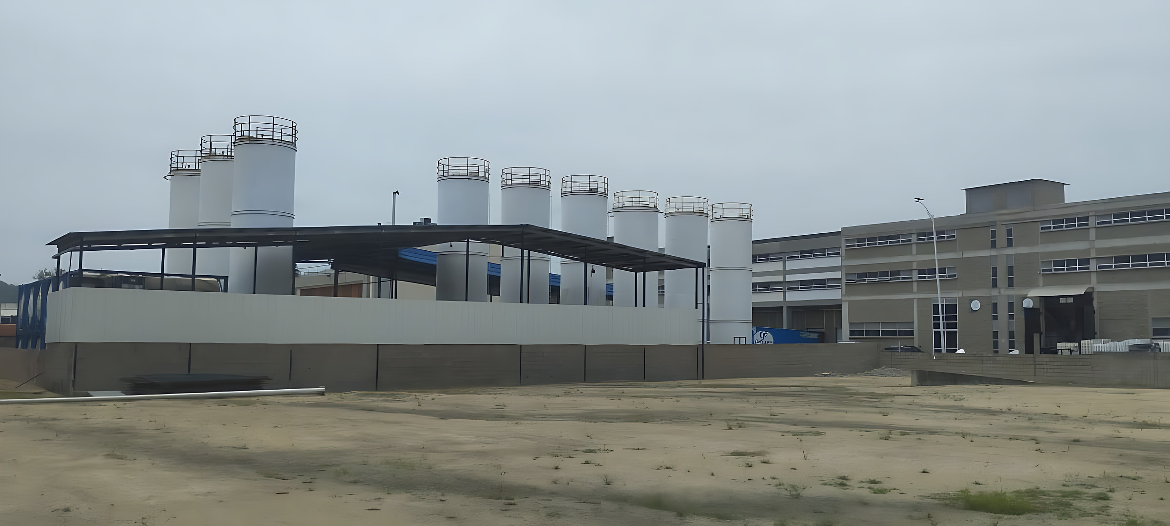 Tanques de almacenamiento líquido en Mamonal