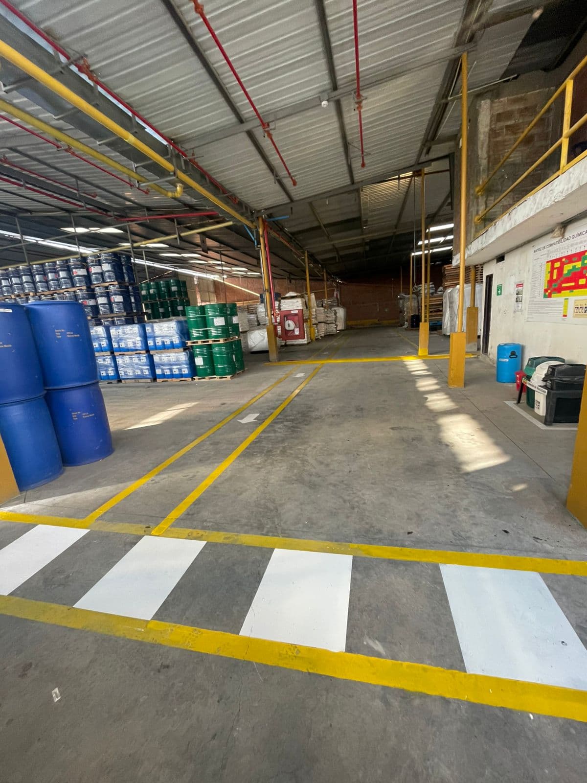 Bodega organizada con señalización de seguridad en Yumbo